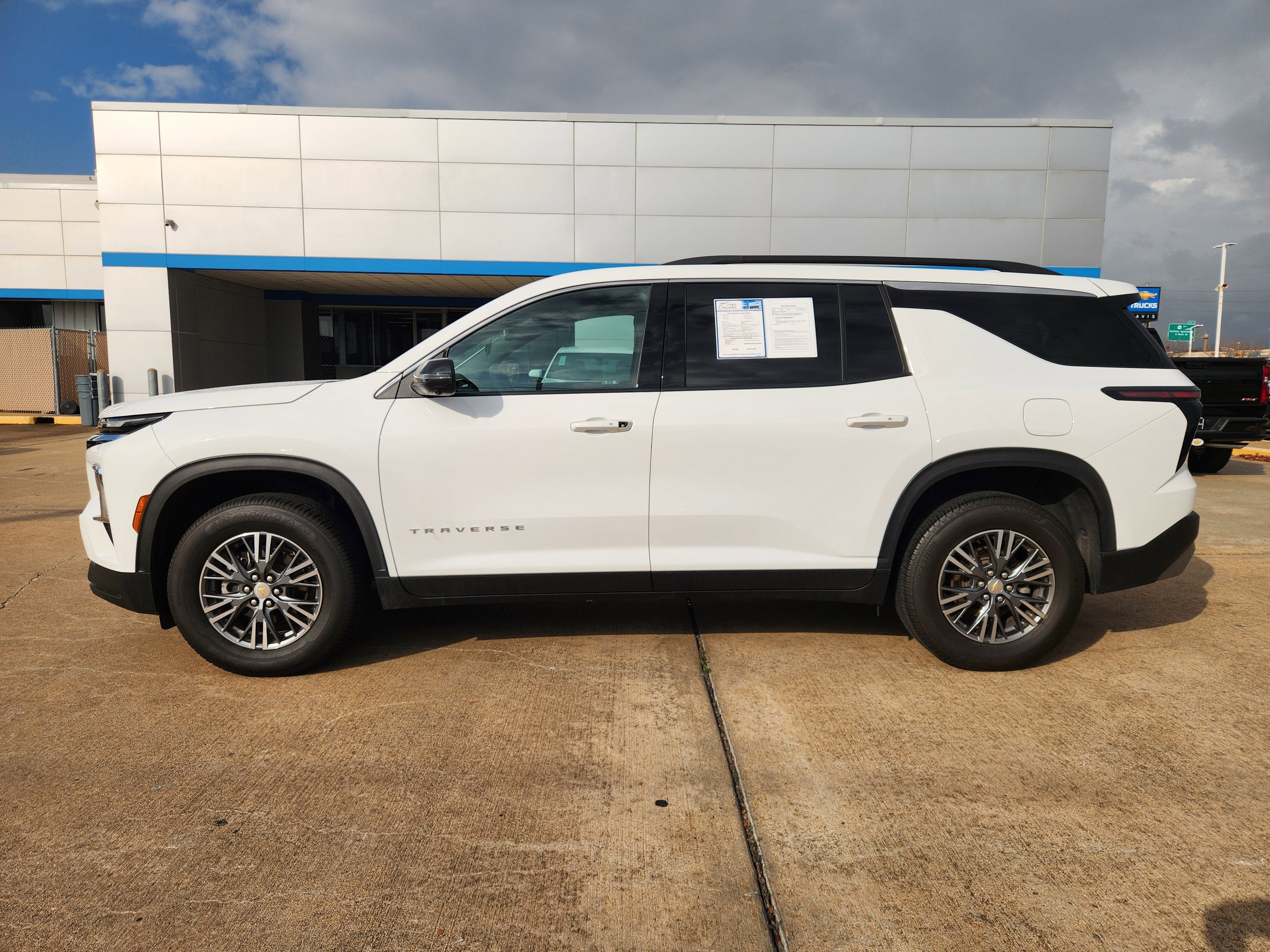 2024 Chevrolet Traverse LT