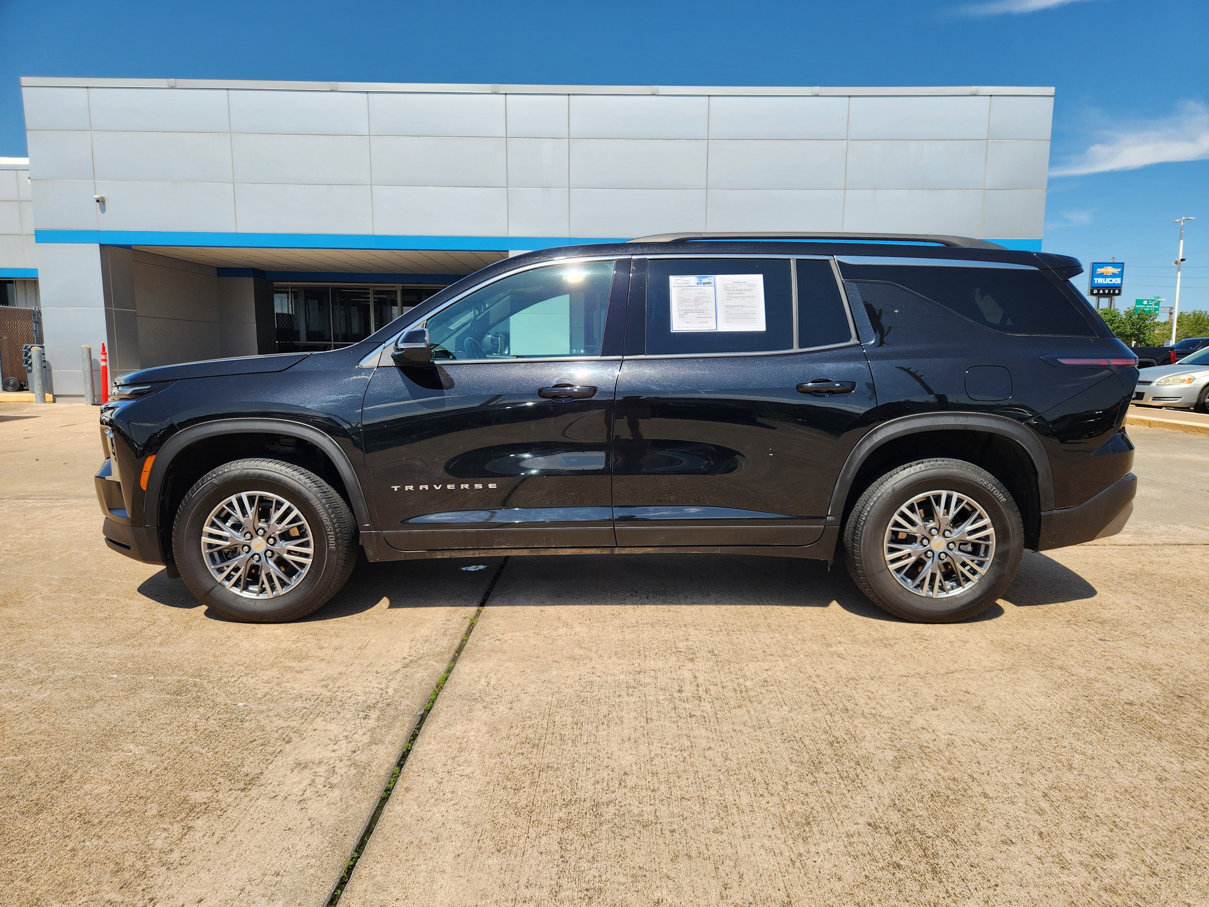 2025 Chevrolet Traverse LT