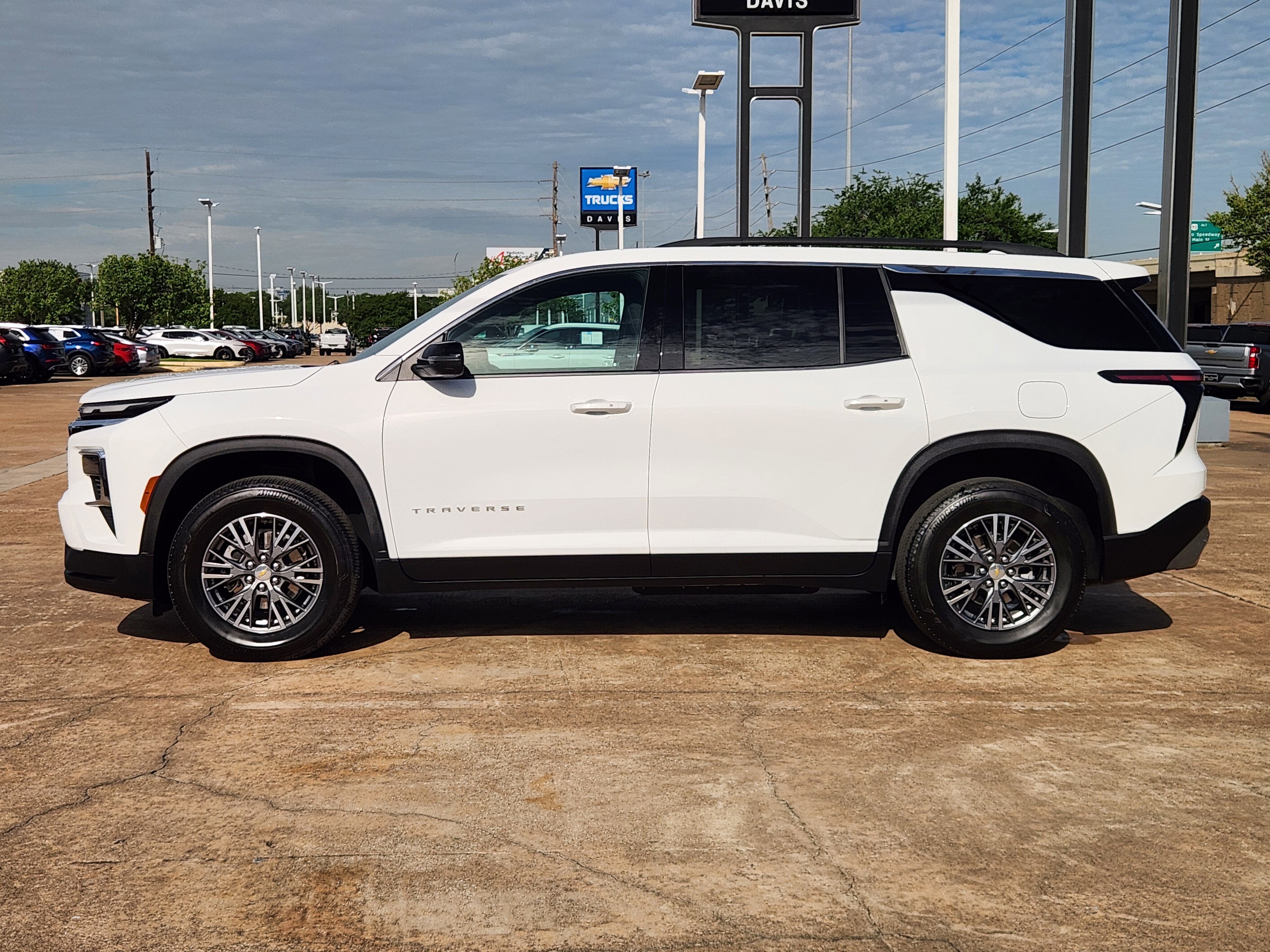 2025 Chevrolet Traverse LT