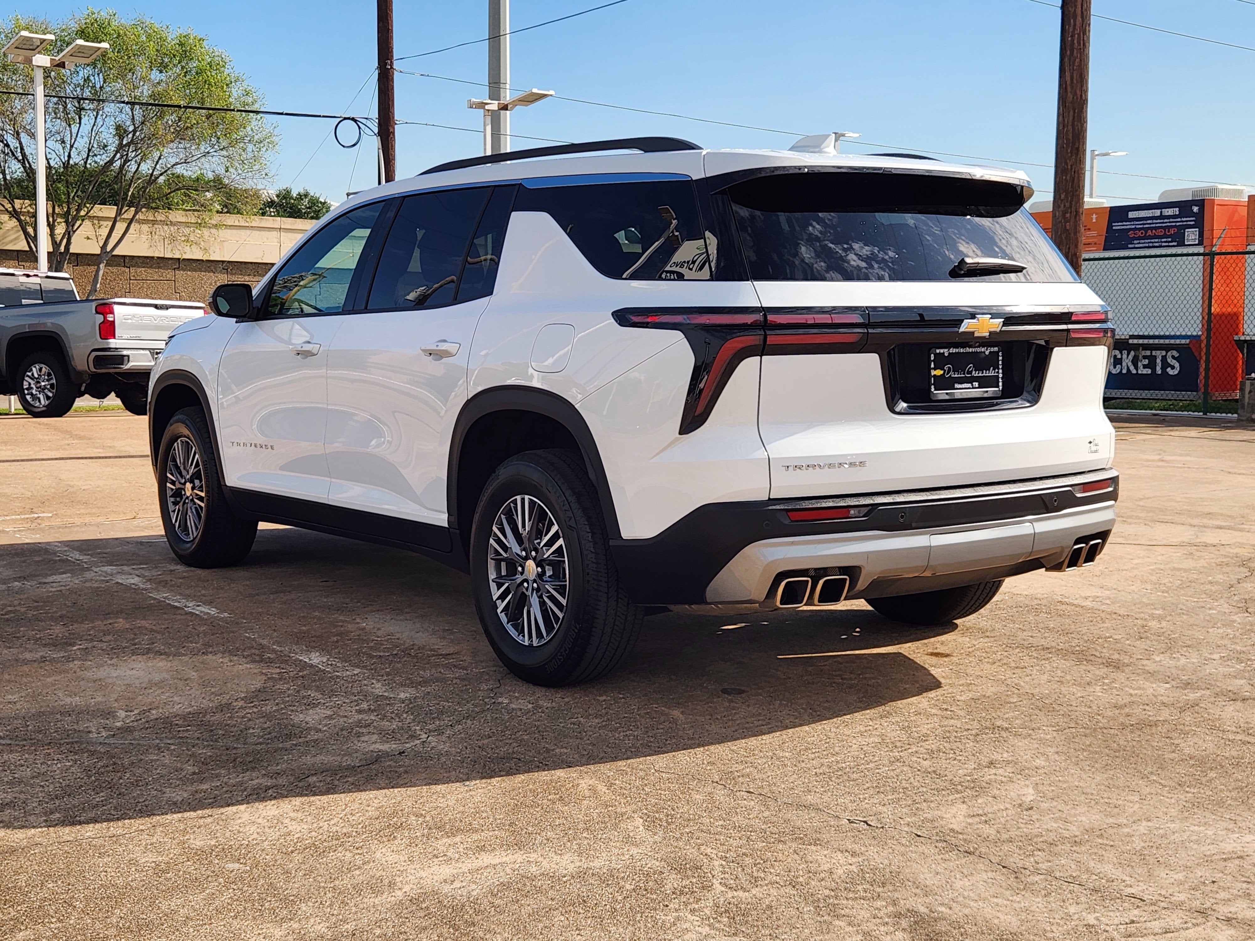 2025 Chevrolet Traverse LT