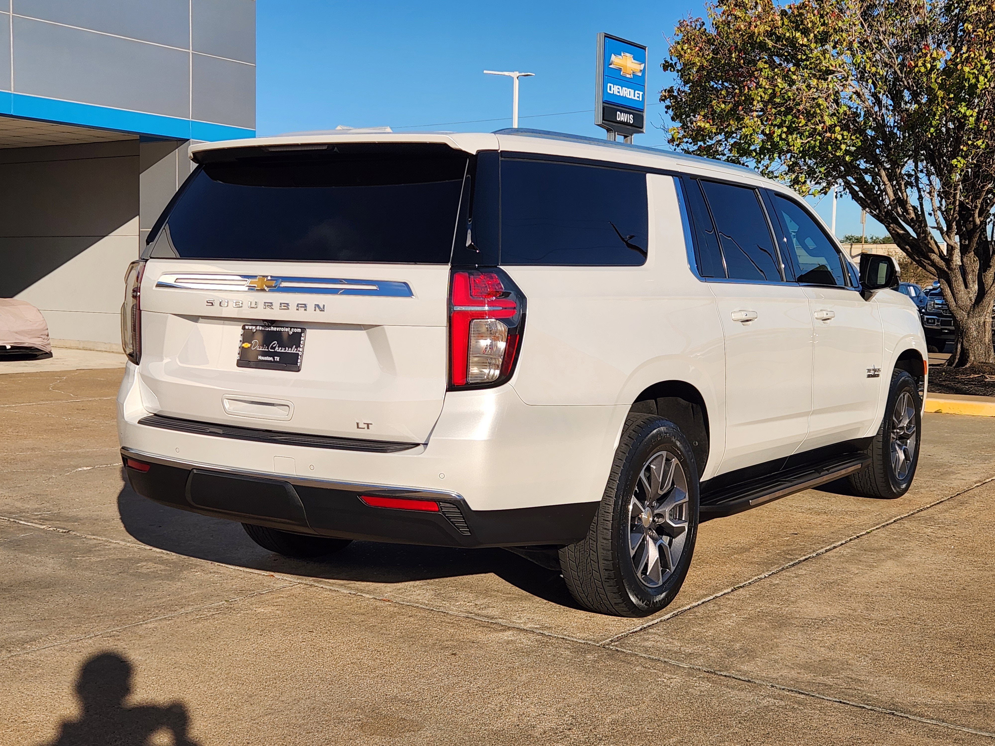 2023 Chevrolet Suburban LT