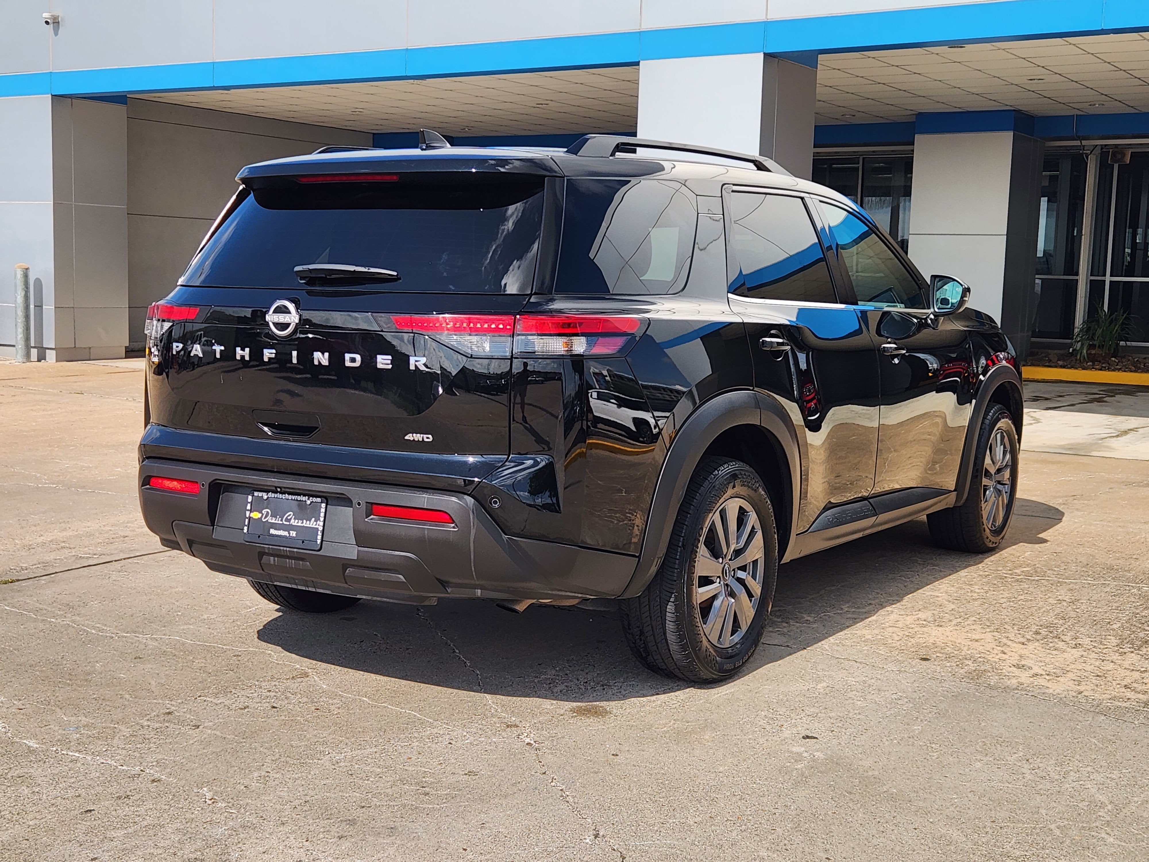 2025 Nissan Pathfinder SV