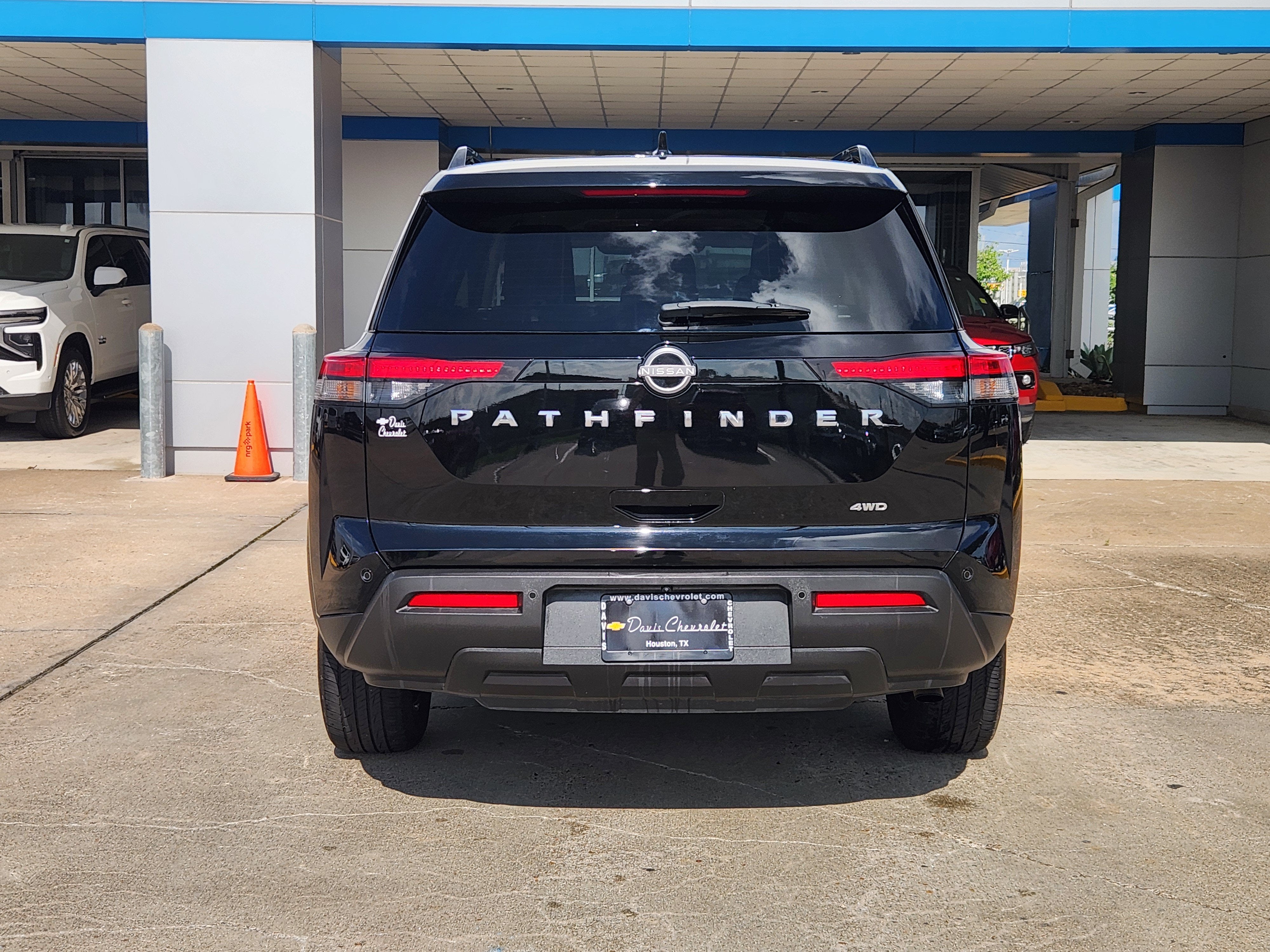 2025 Nissan Pathfinder SV