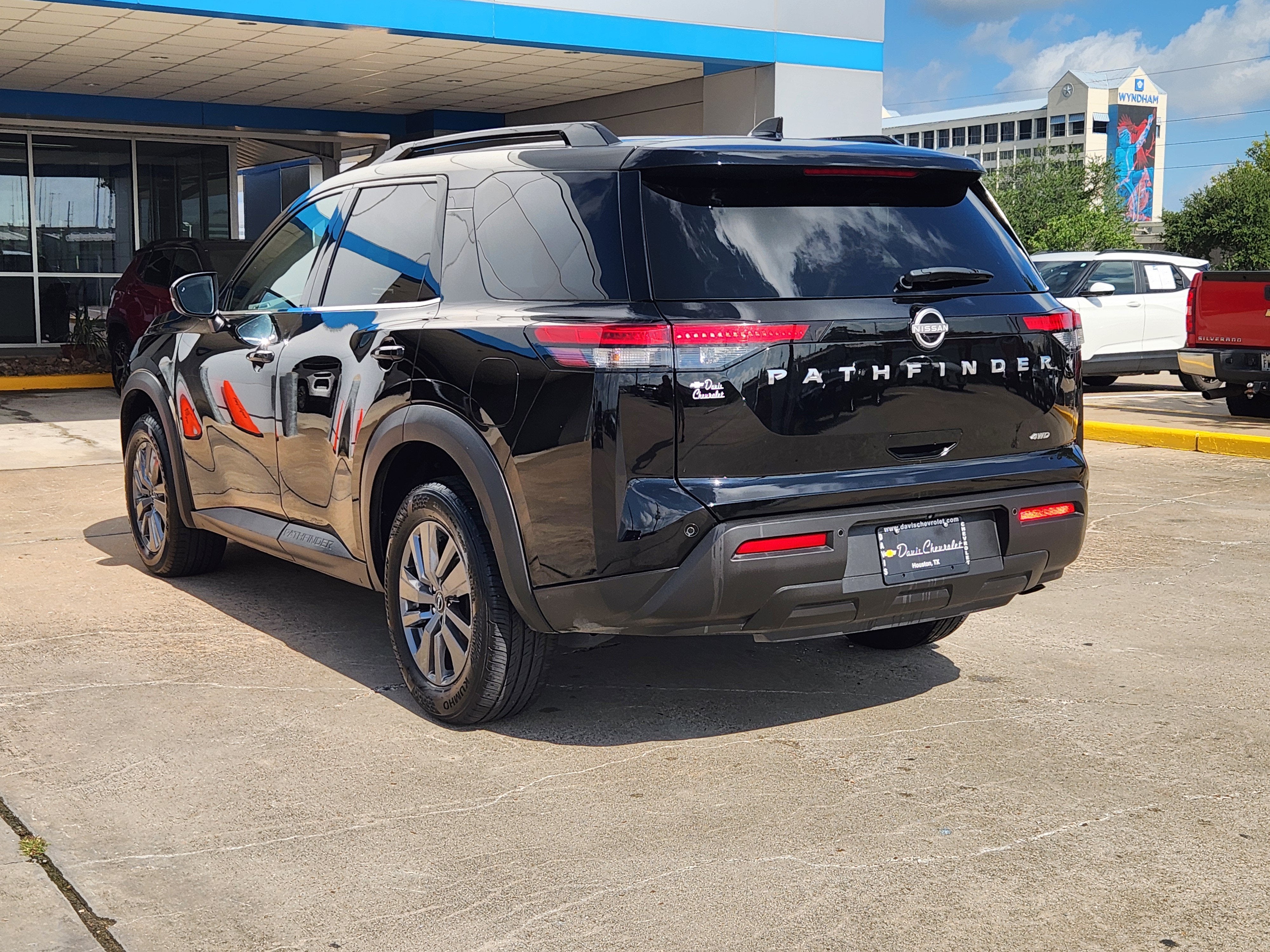 2025 Nissan Pathfinder SV