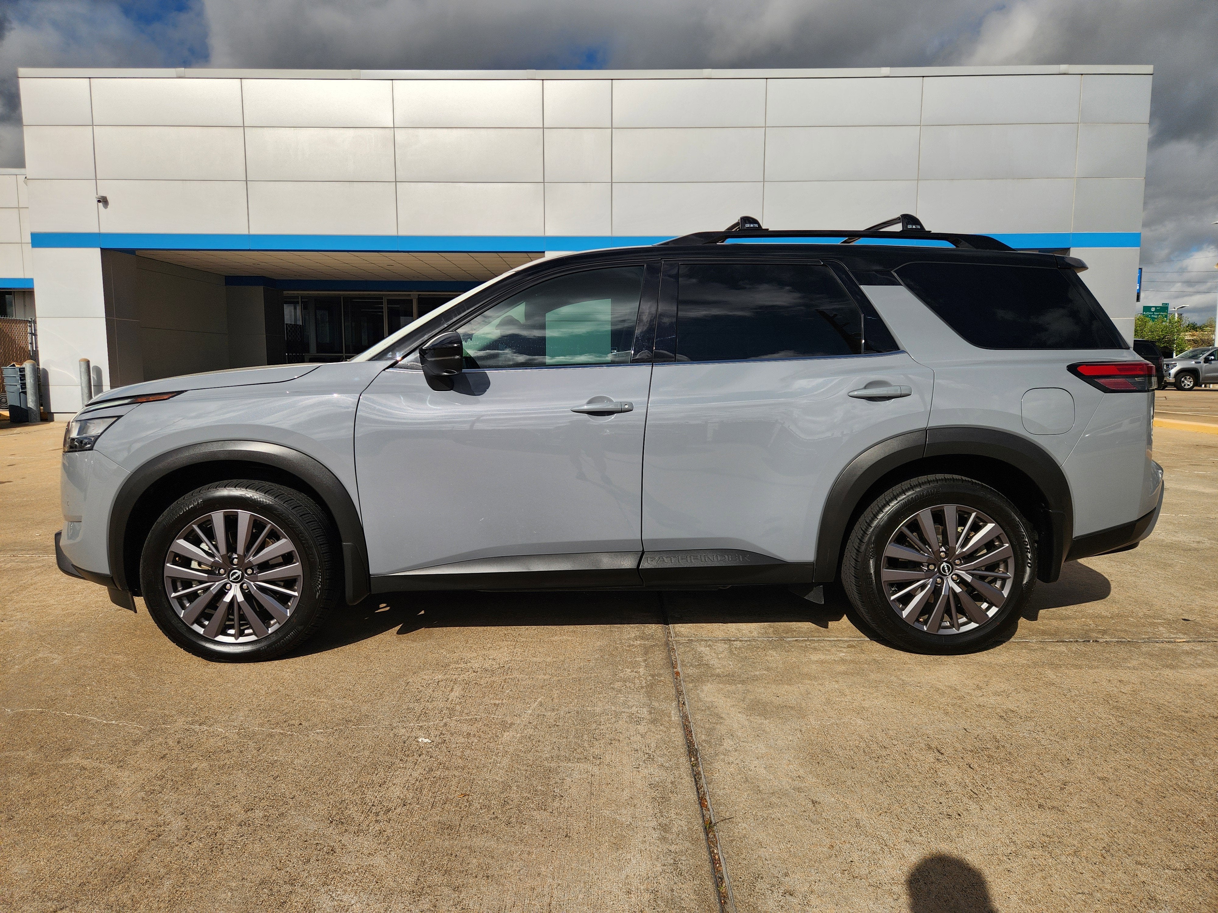 2023 Nissan Pathfinder SL FWD