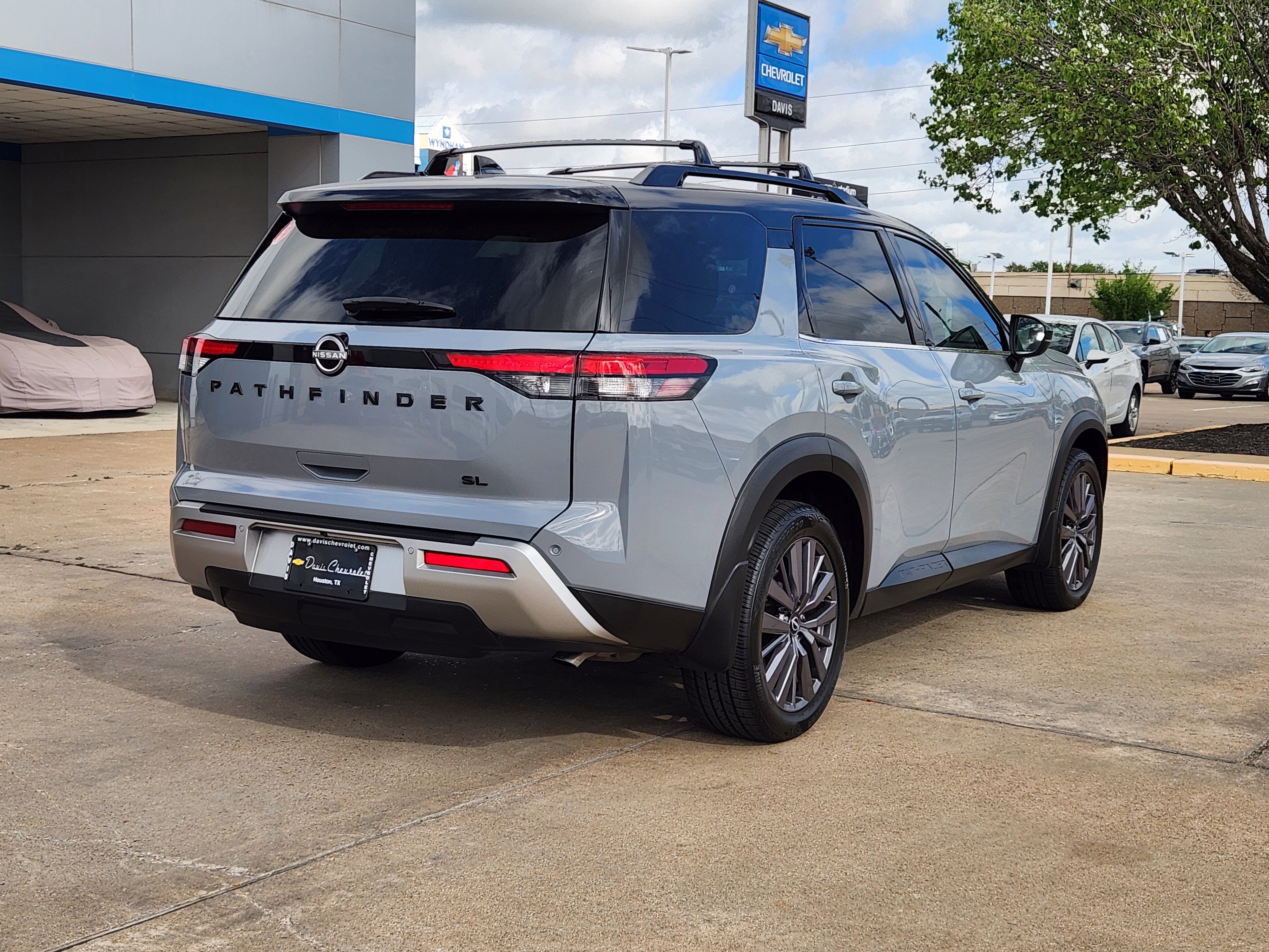 2023 Nissan Pathfinder SL FWD