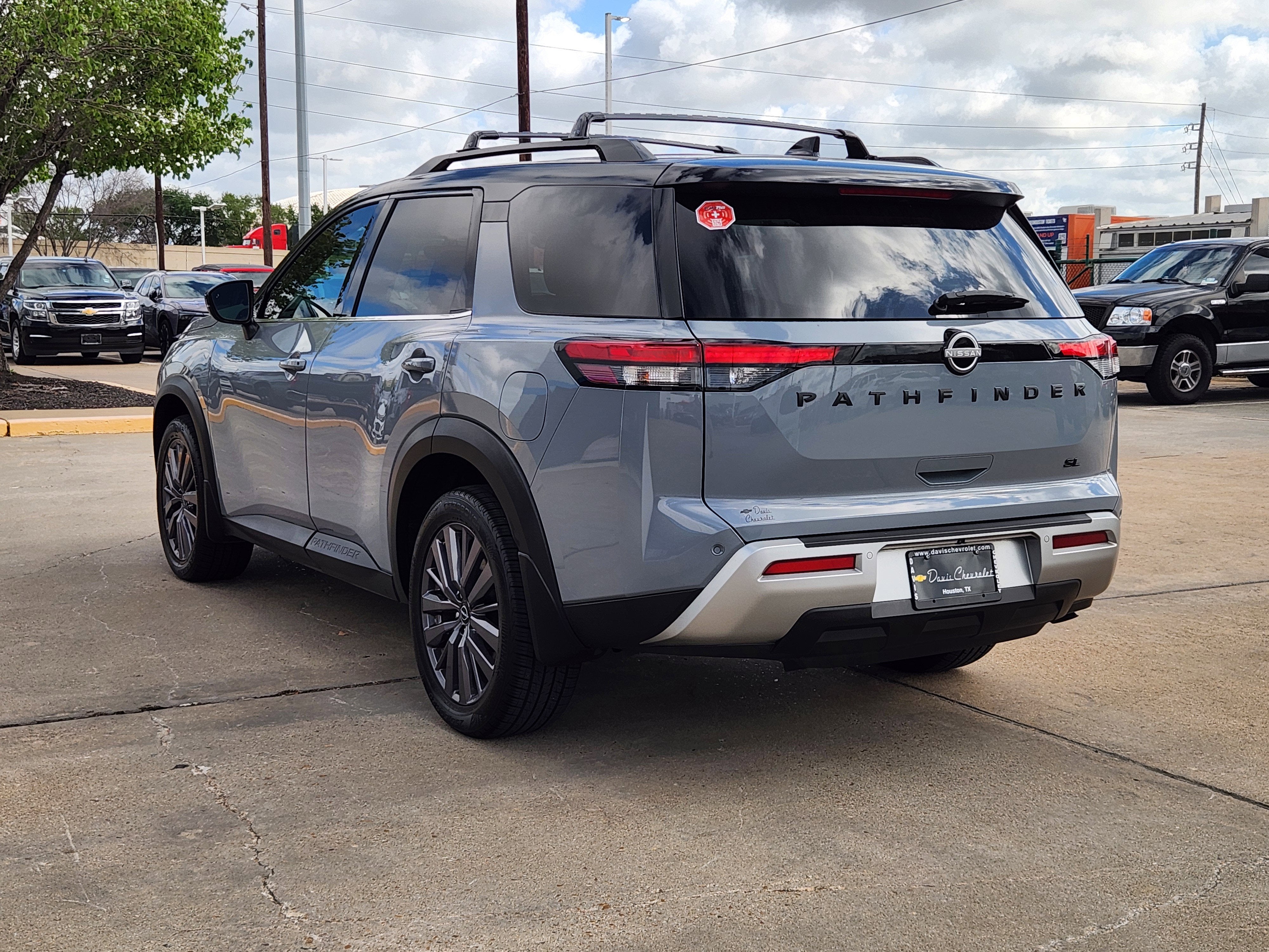 2023 Nissan Pathfinder SL FWD